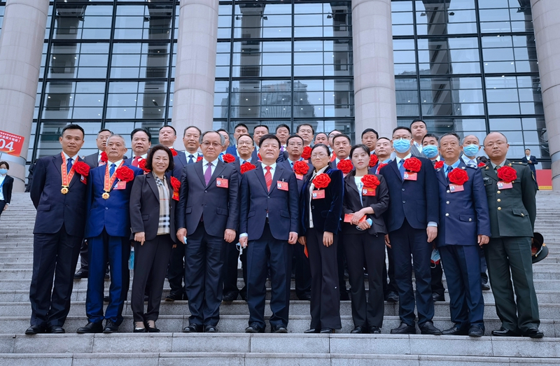 69畜牧董事长出席重庆市脱贫攻坚总结表彰大会，荣获“重庆市脱贫攻坚先进个人”