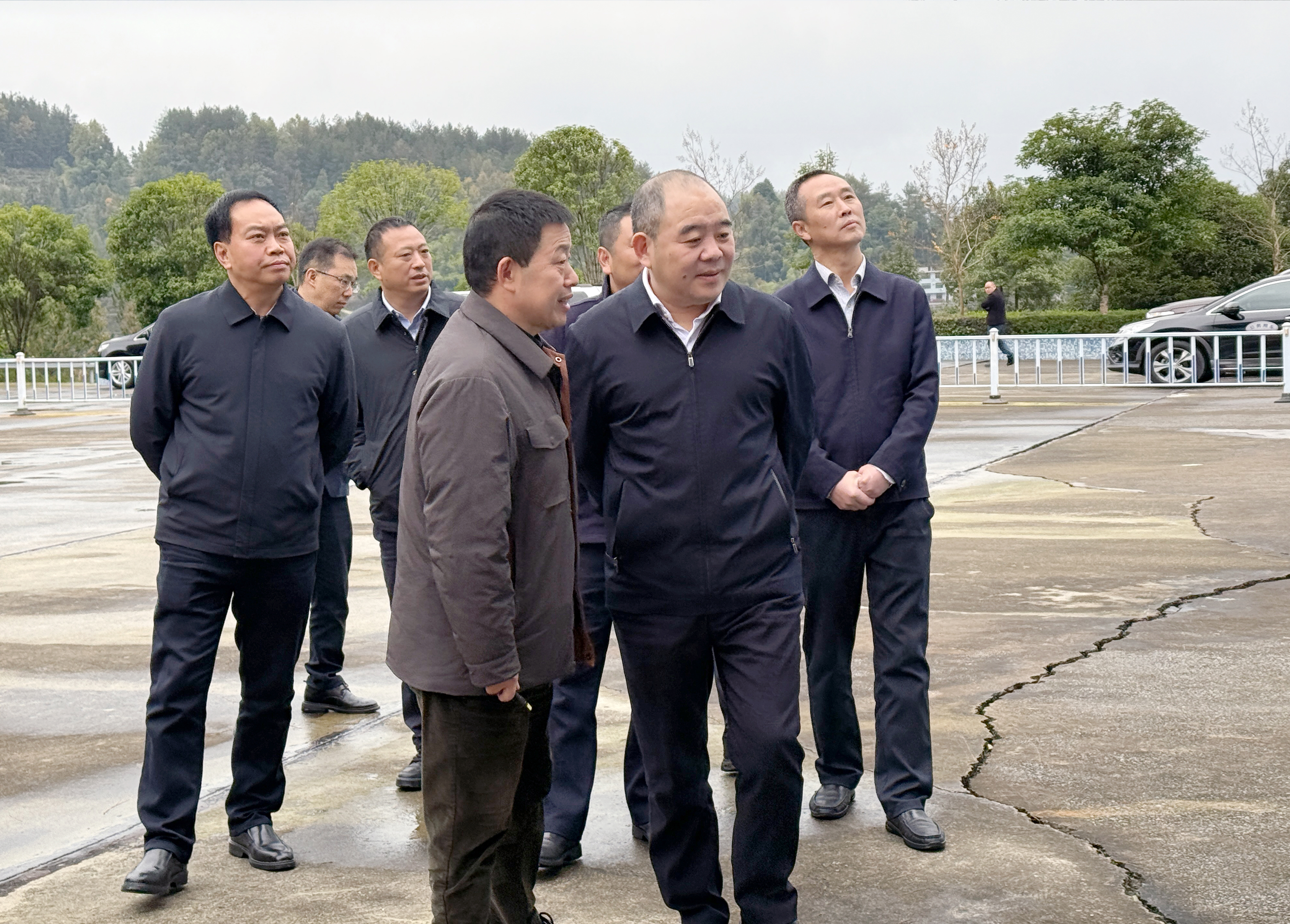 黔江区区长骆高燕到69公司调研